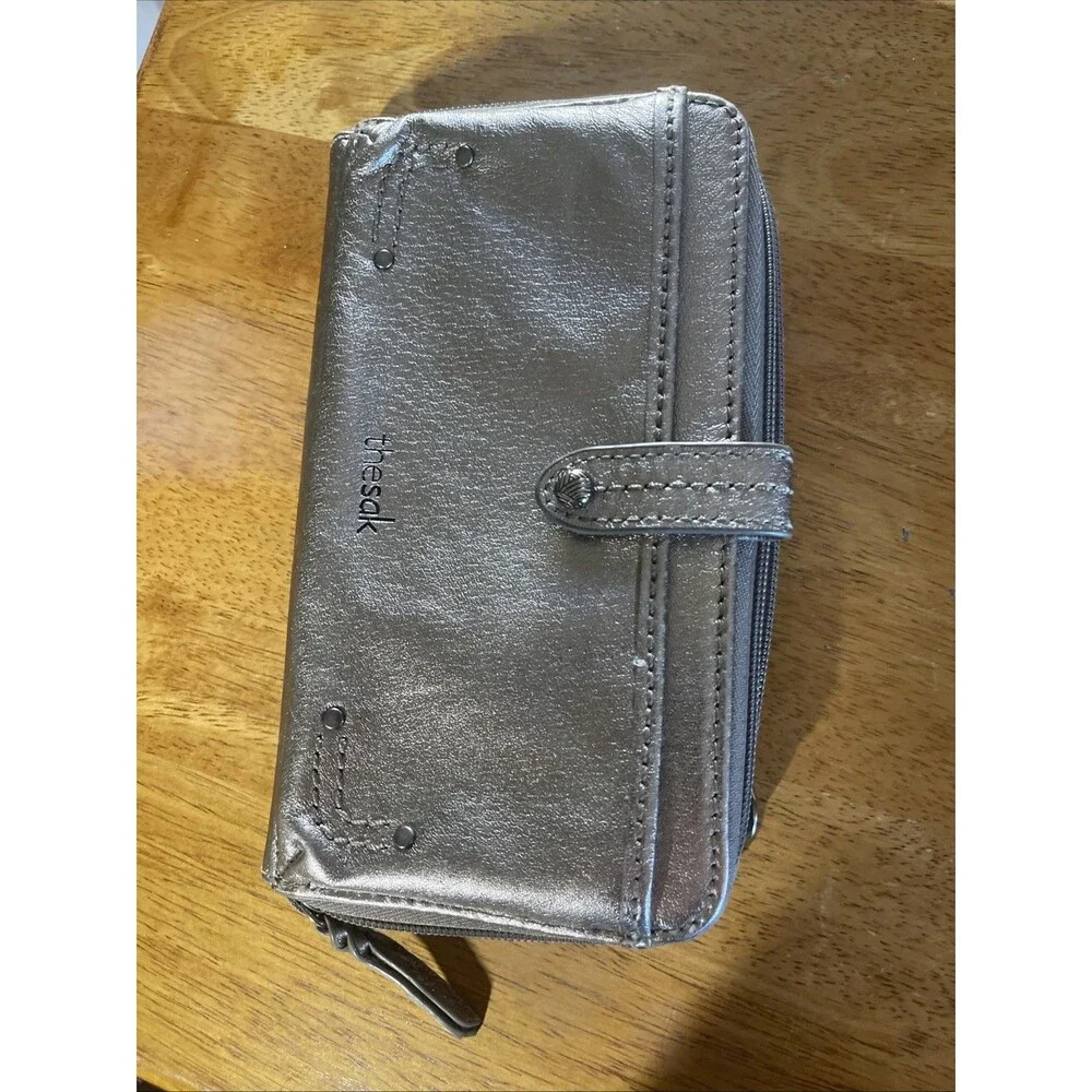 THE SAK Iris Smartphone Convertible Crossbody Wallet Purse Metalic Silver Flaw